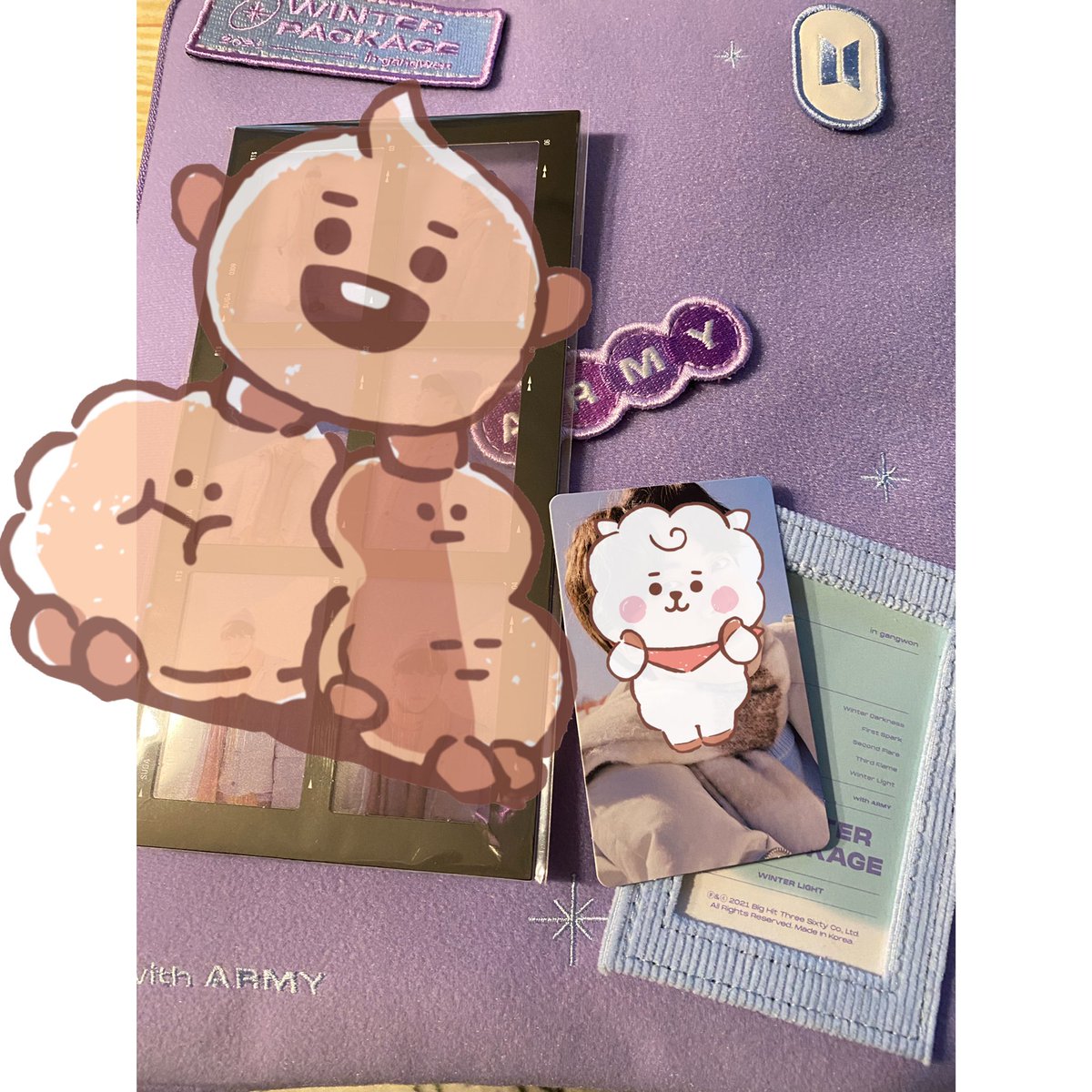 bts__chick_luv's tweet photo. ウィンパケ〜❄️💜💜
トレカ→JiiiiiiN
フィルム→SUGA
だったんやけど誰かグクミンに交換してくれる人おりませぬか🙏🏻🙏🏻🙏🏻
グクミンやったらフィルムがいいとかトレカがいいとかのこだわりはないので😭
#ウィンパケ交換 #winterpackageBTS #BTS交換 https://t.co/K6uG2yYvwl