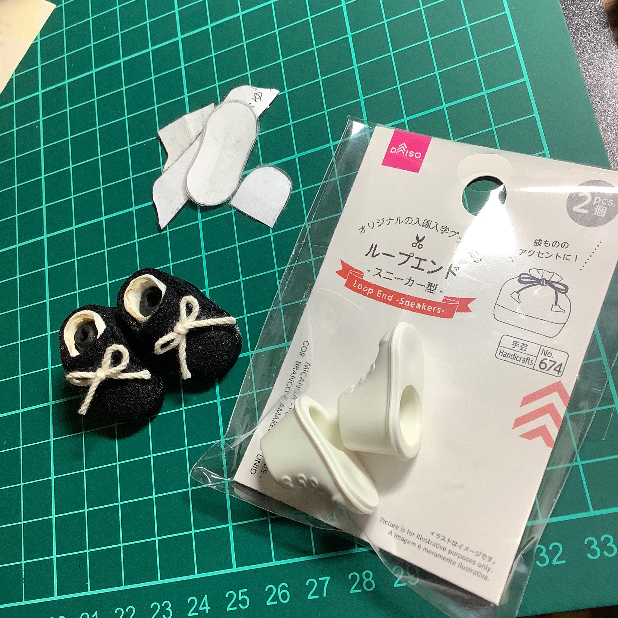 百目鬼 セリア の 可動ボディ にちょうど良い靴 ダイソー で見つけた はんだごてで溶かして口部分広げて 何とか入りました 靴底貼ったり 塗装すればデザインも自由です ダイソー購入品 リメイク 100均ドール部 T Co Lh0qsejpfi