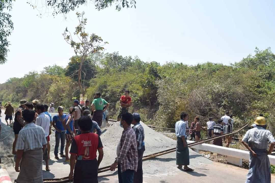 Police in riot gear stormed a rally on Friday in Theinzayat, Kyaikto Township.Two CDM teachers and four students were arrested.
IMPLEMENT R2P
#WhatsHappeningInMyanmar 
#March6Coup