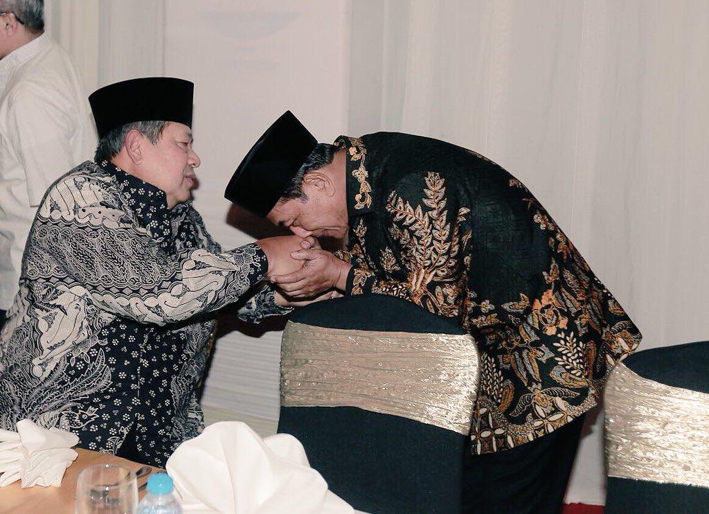 Dulu Moeldoko merunduk dan mencium tangan  SBY. Kini ia tak hanya melawan tapi membajak partainya.

Begitulah  hukum hukum besi dalam politik. Tak ada kawan yang abadi, yang ada hanya kepentingan yang abadi..
