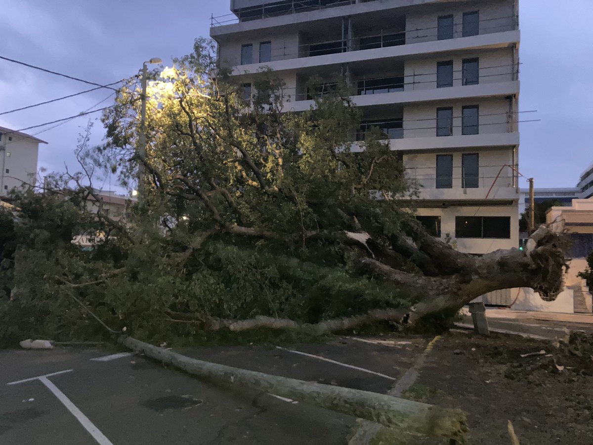 TEJEROAnthony's tweet photo. Le #CycloneNiran commence à s’éloigner. Levée de l’alerte dimanche à 8h.  La sécurité civile n’annonce pour l’heure aucune victime. 1ers retours sur les dégâts à #Noumea https://t.co/o7MvYhrou0 https://t.co/jr0uO7S3uV