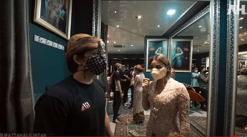 Atta dan Aurel saat fitting baju pernikahan