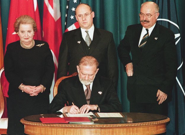 89 lat temu w Warszawie urodził się profesor Bronisław Geremek. Historyk polityk i mąż stanu. Na zawsze w panteonie najważniejszych Polaków XX wieku. Szef polskiej dyplomacji i sejmowej komisji spraw zagranicznych.    Jak bardzo byłby jeszcze potrzebny Polsce i Europie!