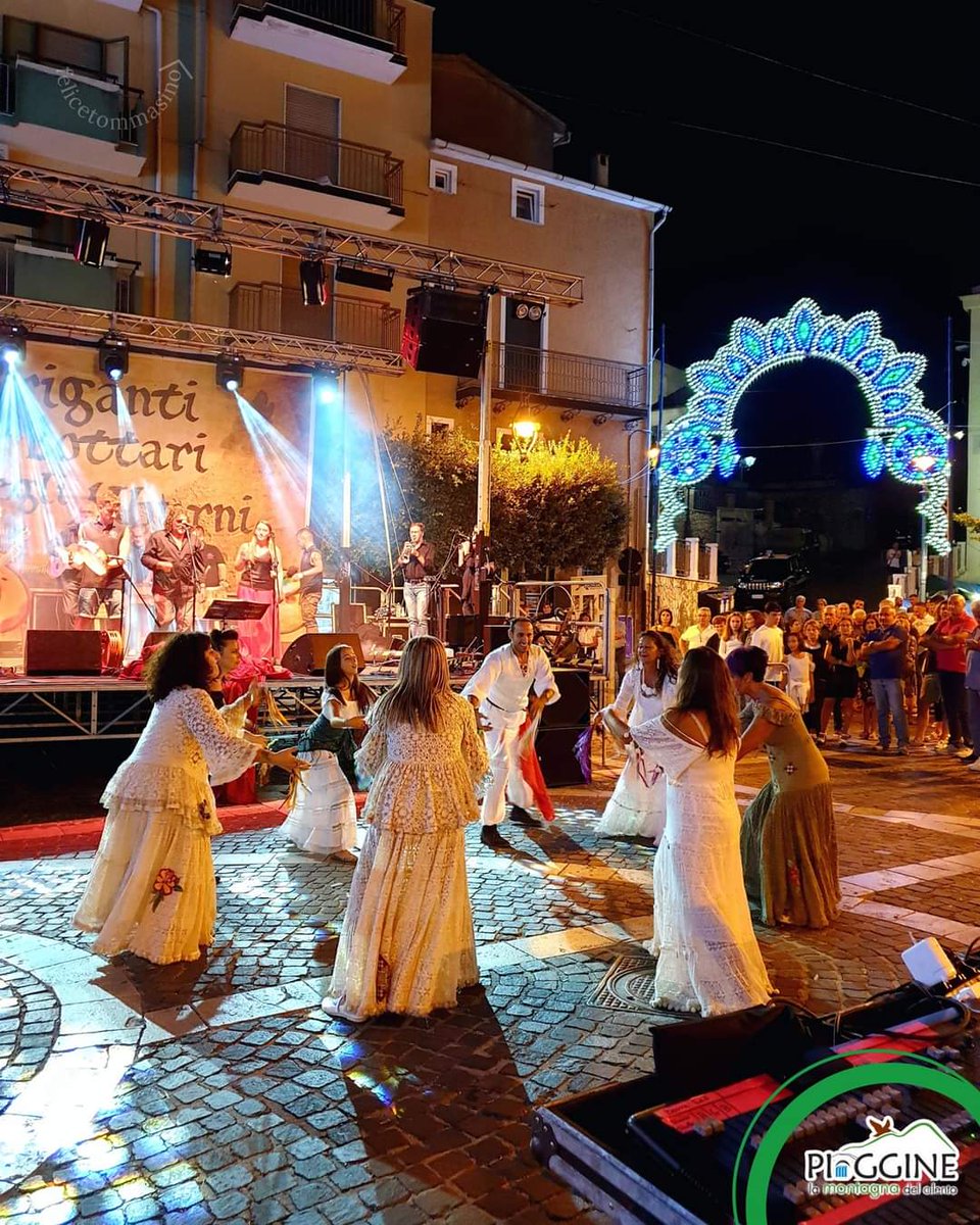 montagnacilento's tweet photo. Enzo ha i suoi #Bottari e noi abbiamo avuto i nostri!
Il 21 agosto 2019 cantavamo e ballavamo in piazza Vittorio Veneto, Al Banchetto della Sposa, con i nostri Bottari.
Quanto ci manca tutto questo? 🥺
#lamontagnadelcilento #Piaggine #Sanremo2021 https://t.co/H9wUIDzukI
