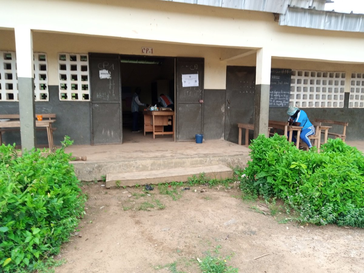 KNouhoude's tweet photo. #legislatives2021 #toulepleu 9h45 EPP Kahibli  le bureau de vote est ouvert #Obscavally  #civ https://t.co/syQBq3hCNY
