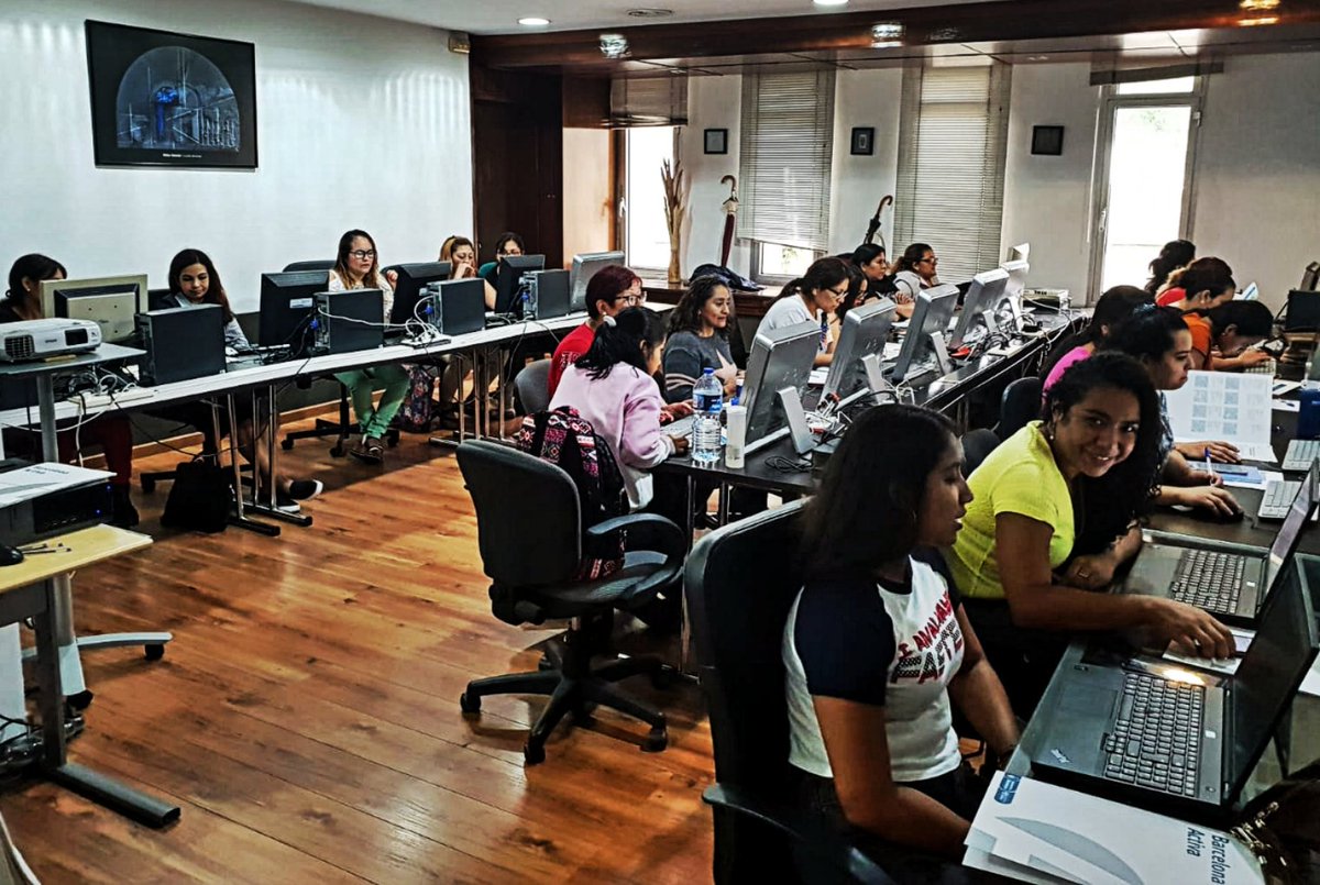 MujeresMigrante's tweet photo. Avui a 12h es fa l'entrega d certificats dl 1er curs d’atenció sanitària a persones dependents x a treballadores d la cura. Iniciativa fruit d la col•laboració d @barcelonactiva, @MujeresMigrante i #BarcelonaCuida.Seguiu-lo via:
https://t.co/adLoWnqCdn Felicitats, companyes!💪🏾💜 https://t.co/Ybpa8ob6AV