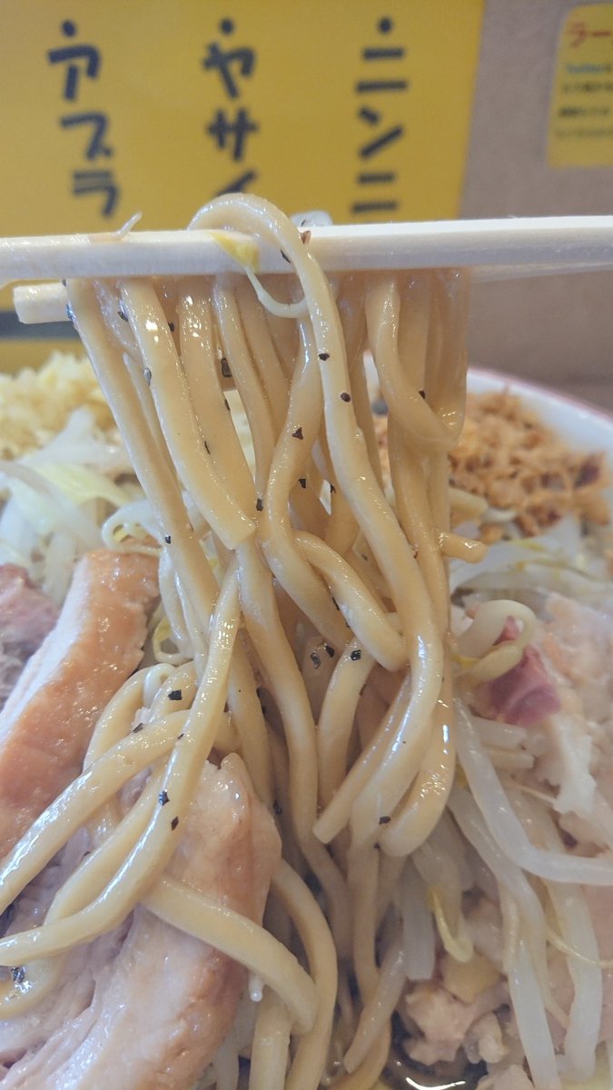 tomo04204's tweet photo. 本日からラーメンツイート再開します！
復帰一発目は豚いちさん！相変わらず気持���いい接客。小ラーメン汁なし変更。業務中のためコールはアブラとショウガのみ。しっかりコショウが絡んでる麺は最高にうまい。豚はホロホロ状態！最高においしかったです！ #福島市 #らーめん #豚いち https://t.co/Yt1xOOa3wN