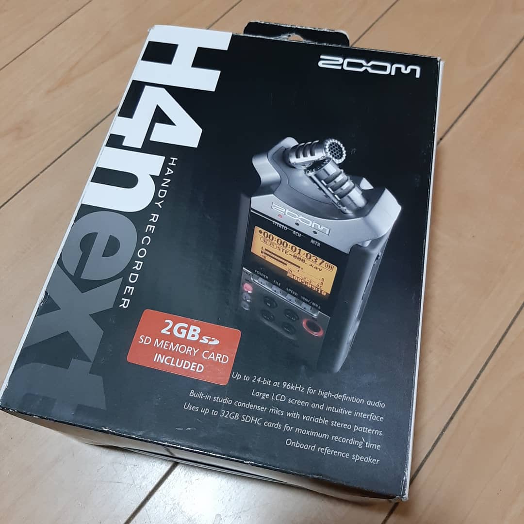 murakamism's tweet photo. ちょっと色々やってみようとオーディオインターフェースとコンデンサーマイクが一緒くたになったコチラを某フリマアプリで購入。このタイプのプロというのが既に出てるけど多分これで十分。ほぼ新品。やったね。
#zoomh4n #handyrecorder #percussionist #tycoonpercussionartist https://t.co/4brp8E9GEw