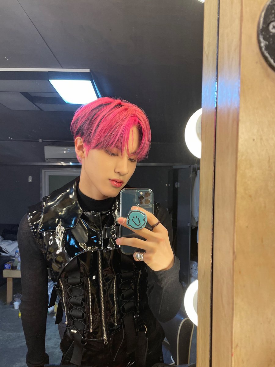 00zthinker's tweet image. mirror selfies are his thing