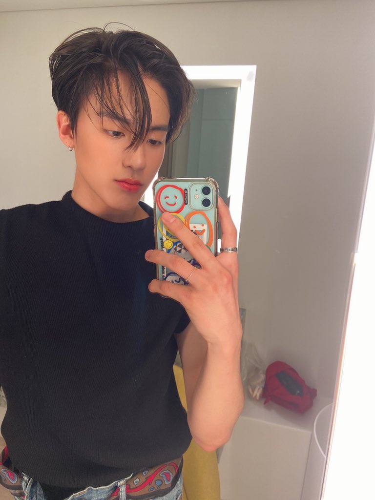 00zthinker's tweet image. mirror selfies are his thing