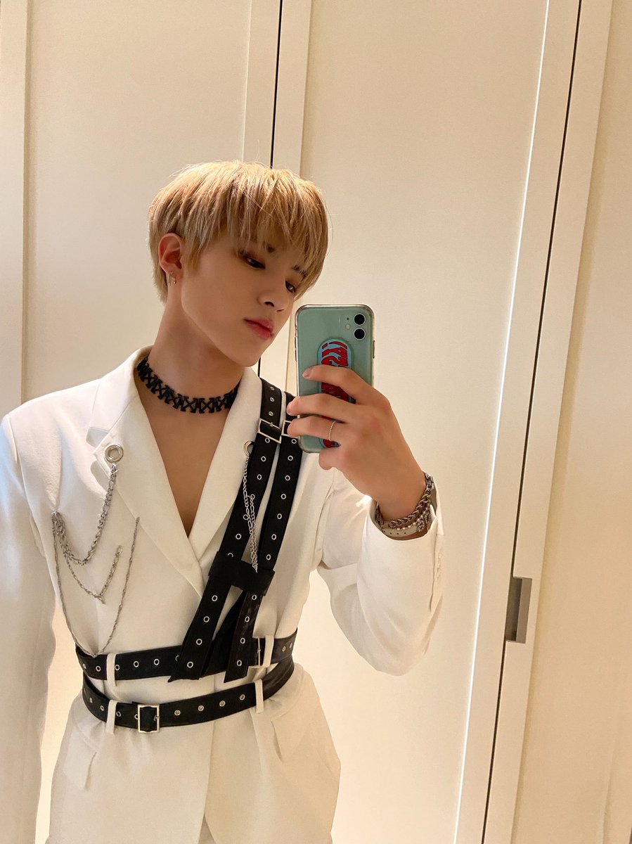 00zthinker's tweet image. mirror selfies are his thing