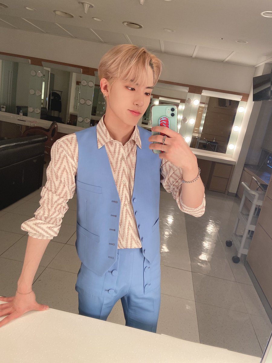 00zthinker's tweet image. mirror selfies are his thing