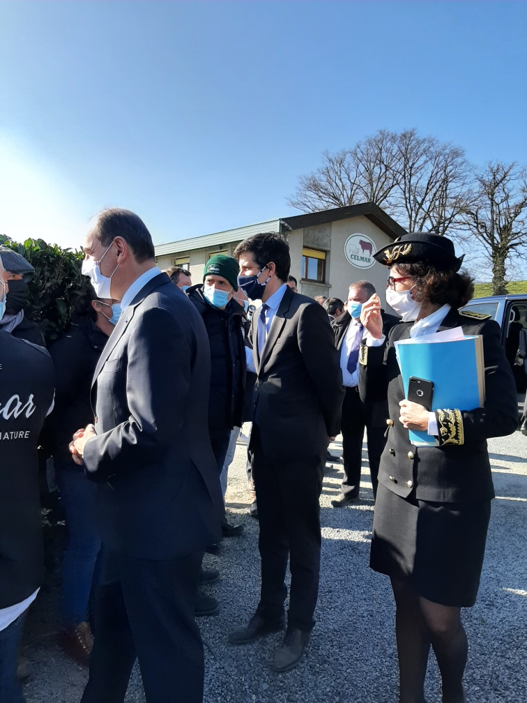 Prefet23's tweet photo. Arrivée du Premier ministre @JeanCASTEX avec @J_Denormandie à la coopérative CELMAR à La Souterraine #Creuse Accueilli par M. DUFOUR président de la #CELMAR @moreaujb23 @NvelleAquitaine @etiennelejeune @Departement_23 https://t.co/uxayWL5dwz
