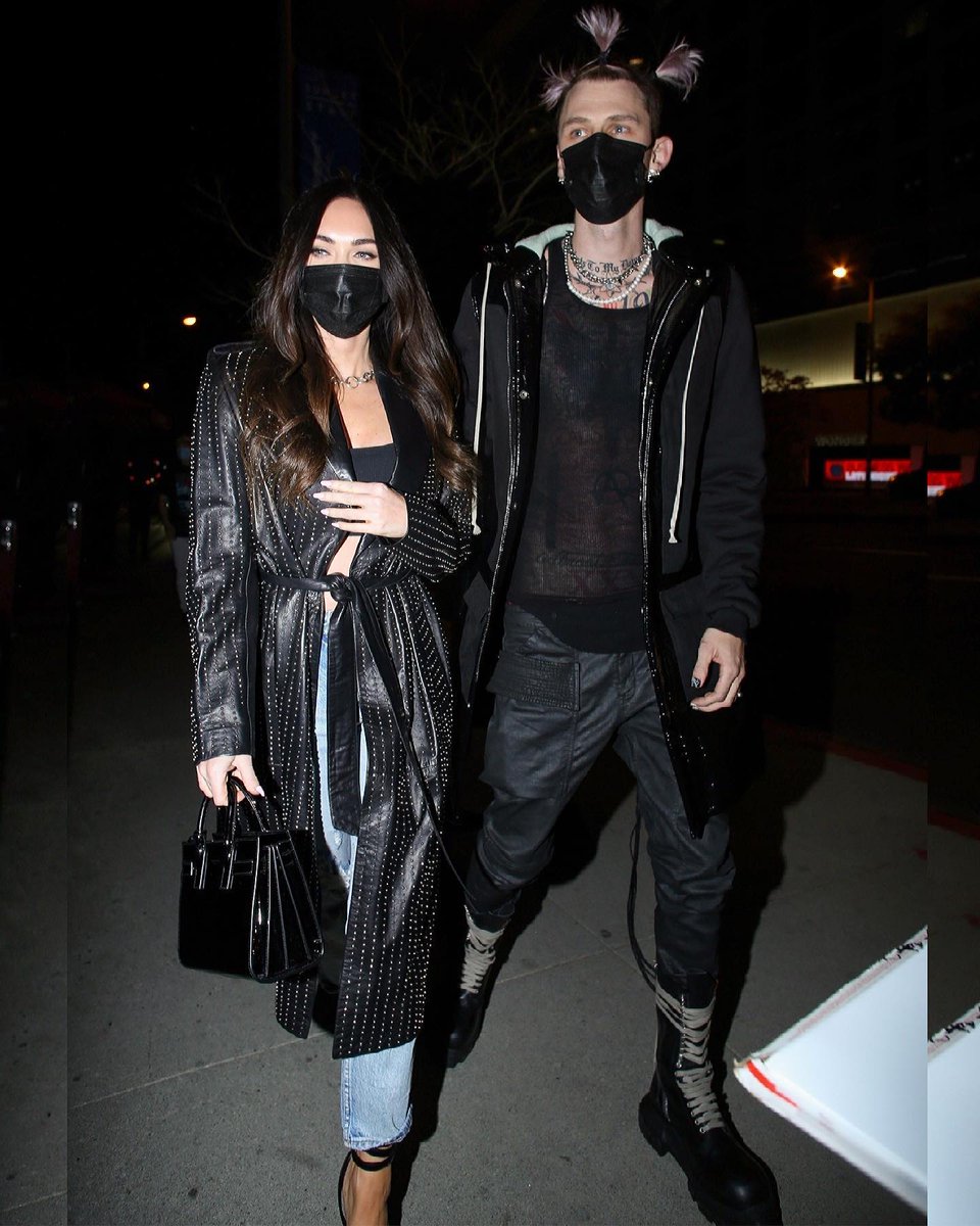 RockAvle's tweet photo. Kemarin malam  Avril &amp; Mod Sun double date sama couple MGK &amp; Megan 🥰 
Btw Mungkin mereka sambil merayakan album Av yg jga sudah selesai 🔥 
#AvrilLavigne #Modsun #MeganFox #MGK https://t.co/VDTmgATkOT