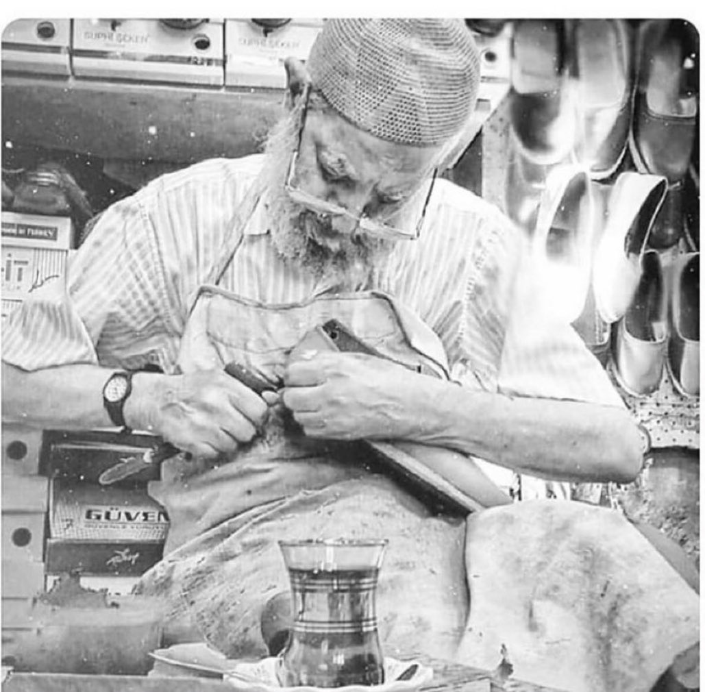 Gösterişsiz insanın yanına sokul, hikaye orada...