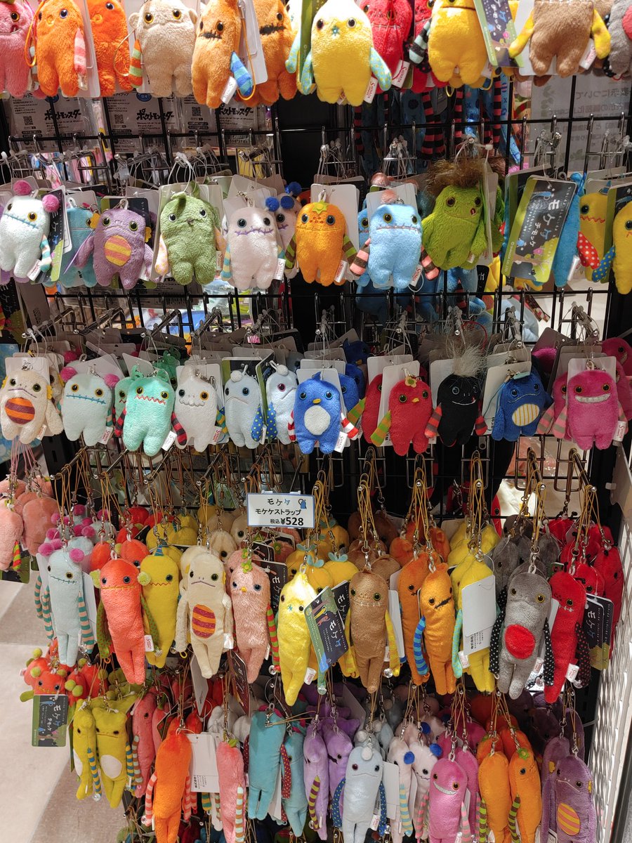 博多桃太郎 ﾓｹｹ ﾏｲﾝｸﾞ 博多駅 博多駅のお土産屋さん 博多桃太郎本店です 皆さ ん桃太郎に沢山のﾓｹｹがやって来ましたぁ ﾓｹｹは色んな所に現れます きっとあなたの側にもいますﾖ でも どうしても会えない人は 桃太郎に来てみてね