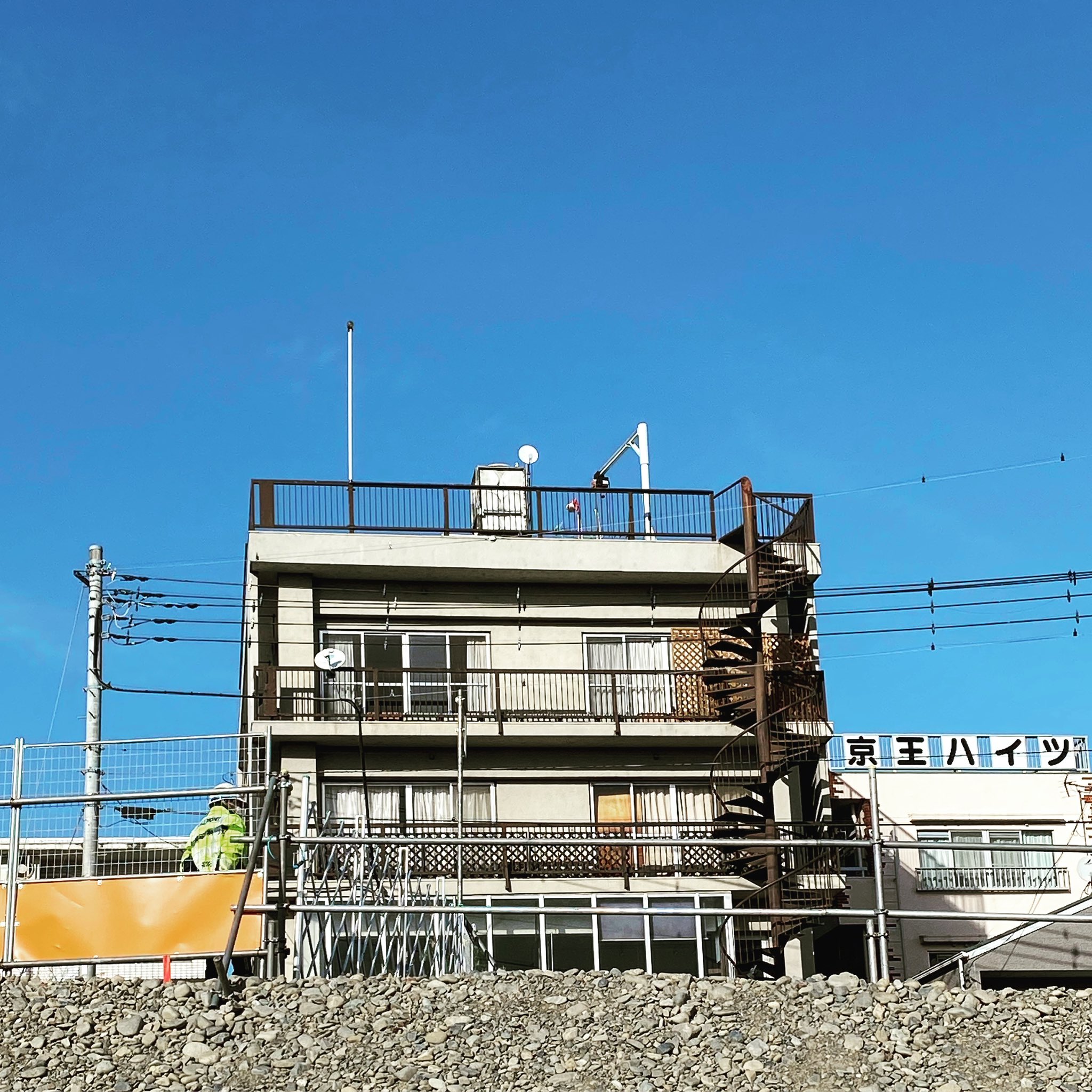 تويتر Jun Kitsuno على تويتر 大ヒット中の 花束みたいな恋をした は地元調布がロケ地でしたよ 菅田将暉さんと有村架純ちゃんが住むマンションは 多摩川原橋のたもとにあります 屋上に ロケセットを組んだと思われ よみうりランドが遠くに見えて 眺めが素敵で