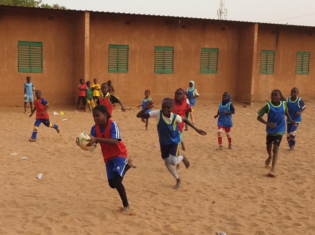 OjenProjet's tweet photo. 🏟Événement à Niamey 🏉
Premier tournoi de rugby féminin U13 au terrain de #UAM, le dimanche 7 mars matin 
8 équipes de 10 filles chacune, dont plusieurs des écoles partenaires #OJEN 
Avec le soutien @ambafr_au_niger @enfantsdelovale @OfficielTeammhr
#Niamey #rugby #Niger https://t.co/KQH7zPEfob