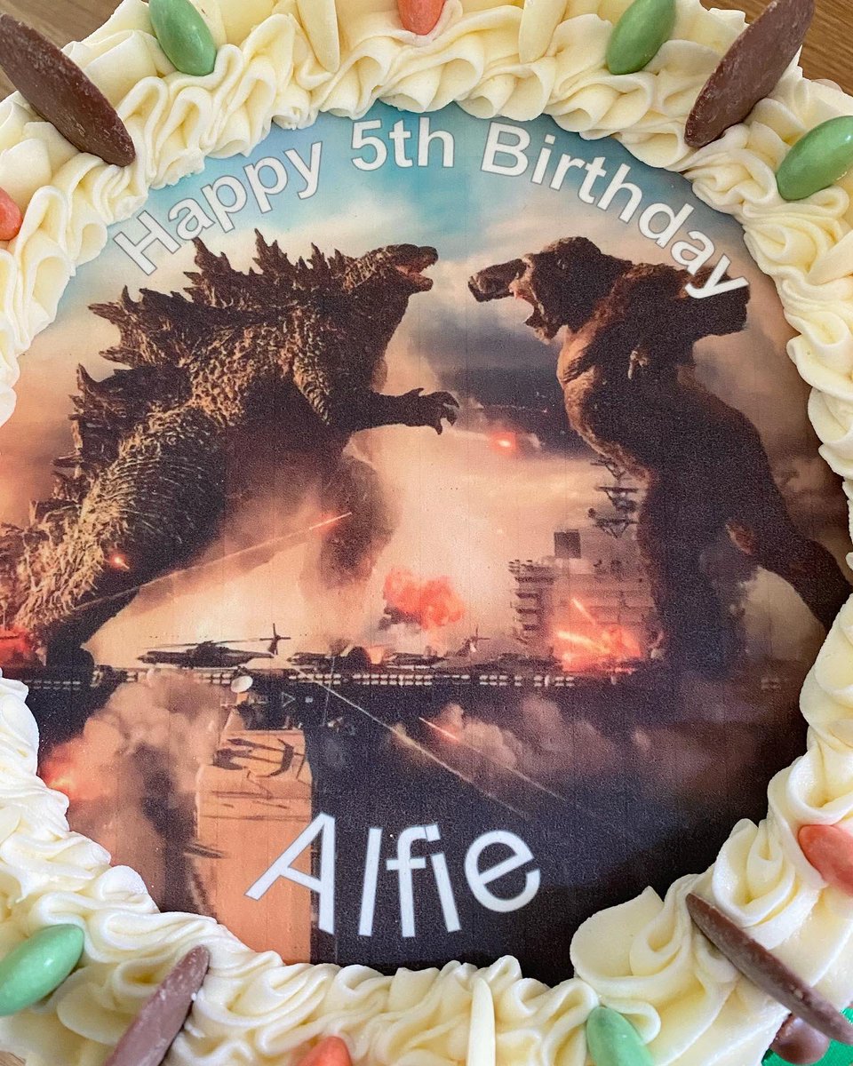 saddleworthbake's tweet photo. Godzilla vs. Kong birthday cake for 5 year old Alfie!🦍🎂 #godzillavskong #godzillavskongcake #godzillavskong2021 #godzilla #kong #kingkong #birthdaycake #edibleimage #cadburys #smarties #saddleworth #oldham #baking https://t.co/04J1O1k7DR