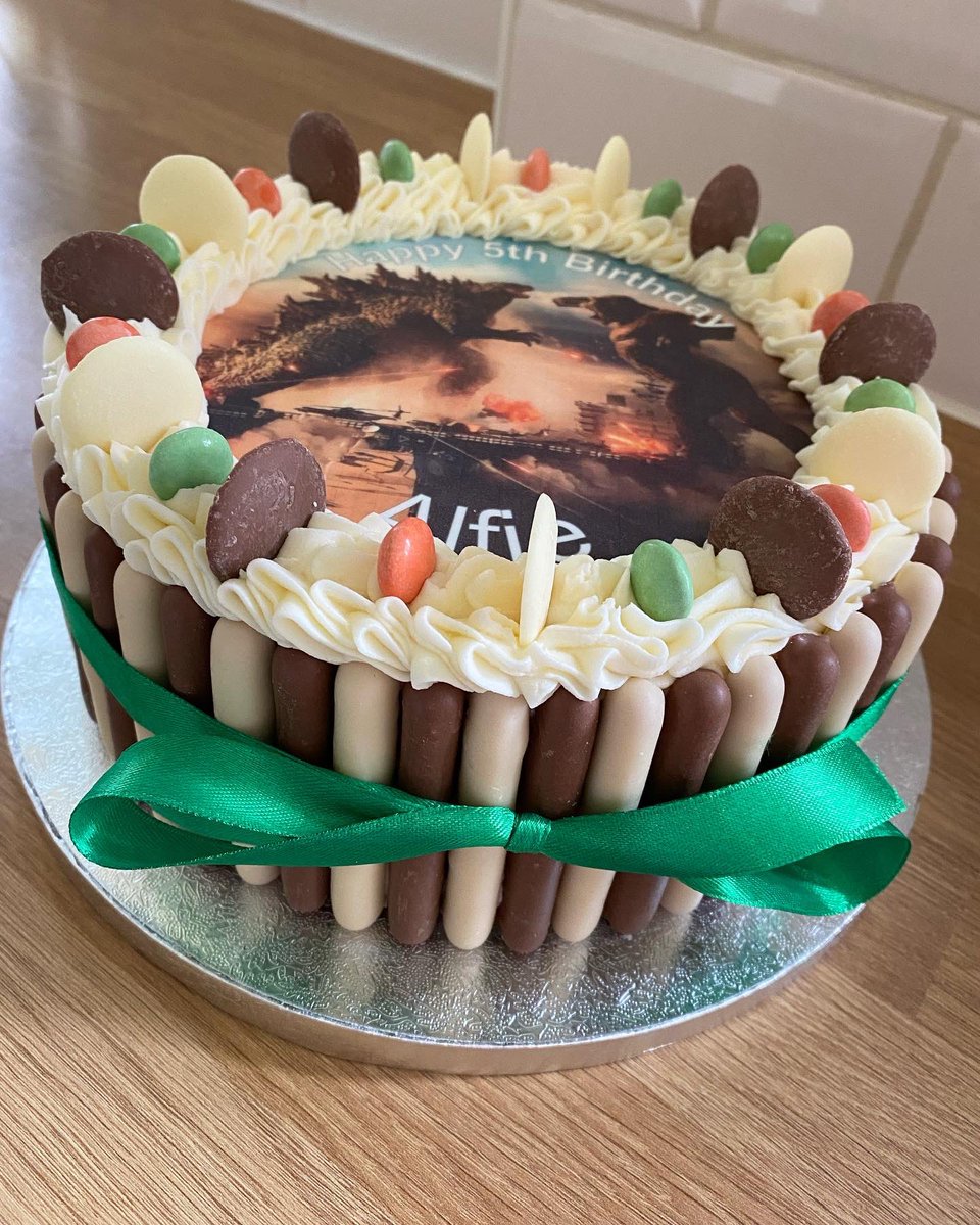 saddleworthbake's tweet photo. Godzilla vs. Kong birthday cake for 5 year old Alfie!🦍🎂 #godzillavskong #godzillavskongcake #godzillavskong2021 #godzilla #kong #kingkong #birthdaycake #edibleimage #cadburys #smarties #saddleworth #oldham #baking https://t.co/04J1O1k7DR