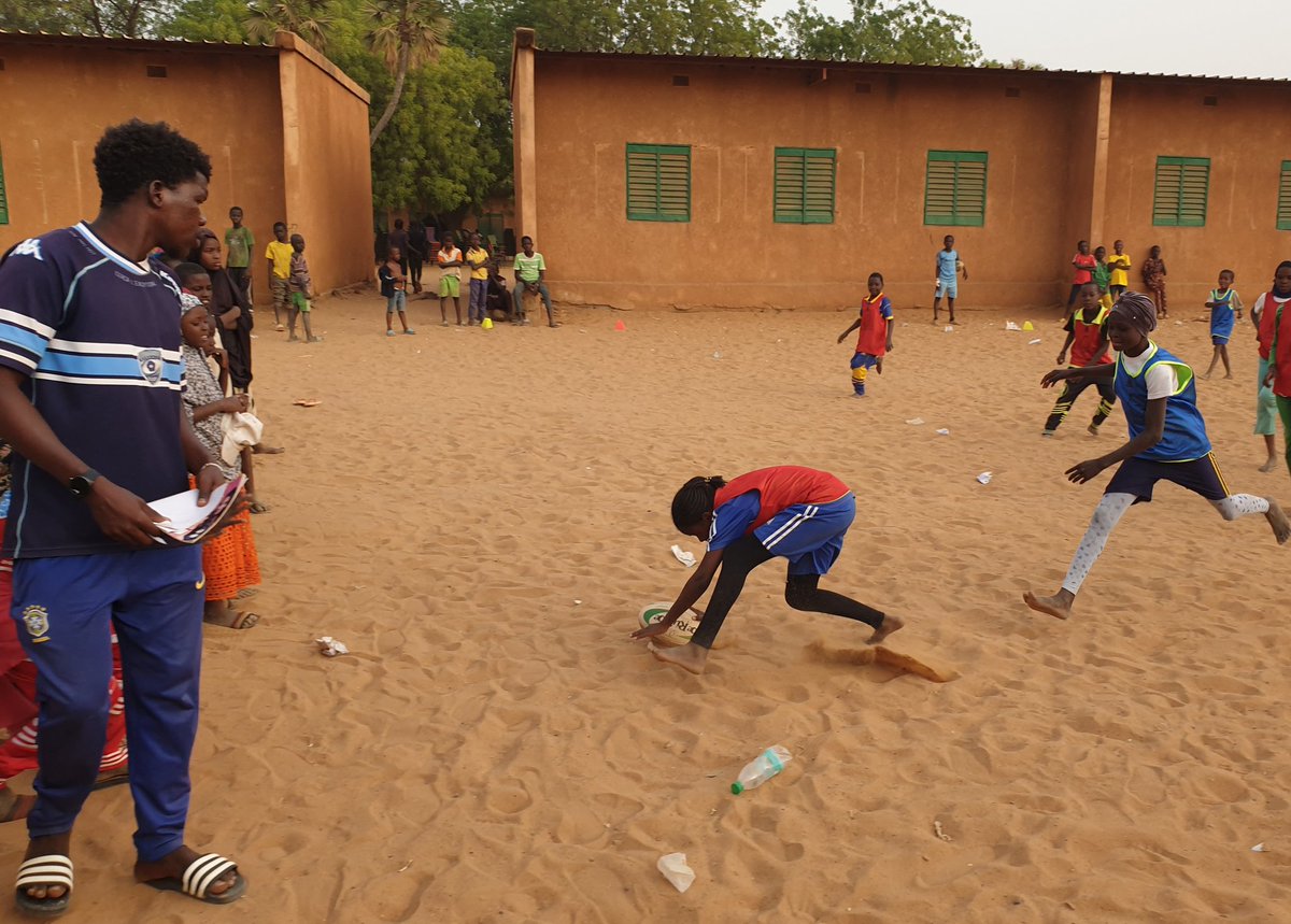 OjenProjet's tweet photo. 🏟Événement à Niamey 🏉
Premier tournoi de rugby féminin U13 au terrain de #UAM, le dimanche 7 mars matin 
8 équipes de 10 filles chacune, dont plusieurs des écoles partenaires #OJEN 
Avec le soutien @ambafr_au_niger @enfantsdelovale @OfficielTeammhr
#Niamey #rugby #Niger https://t.co/KQH7zPEfob