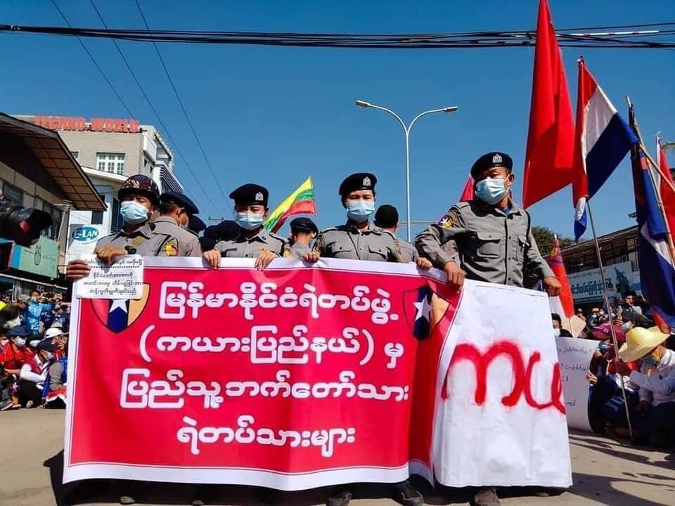 hninyadanazaw's tweet photo. Increasing number of police officers are joining anti-junta civil disobedience movement across #Myanmar. So far,157 police officials in ethnic region Kayah State have joined the CDM, Progressive Karenni People’s Force (PKPF) says. 
#whatshappeninginMyanmar
Photos/ Khit Thit https://t.co/1lXxQnIkMH