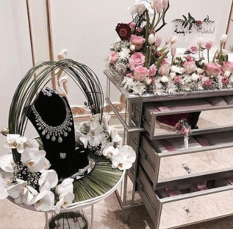 من المظاهر الكاذبة

عادة مستحدثة مقيته،تصوير ونشر مقتنيات العروس.مبالغة في شراء أغلى أنواع العطور والأكسسوارات والماركات و و إلخ

كارثة عندما يُجبر الٱب على بيع أرض أوالأقتراض من البنك لمجرد اللقطة التي سوف تنشر على الواتساب ليراها صغار العقول

معانة لا مبرر لها للعريس وأب العروس