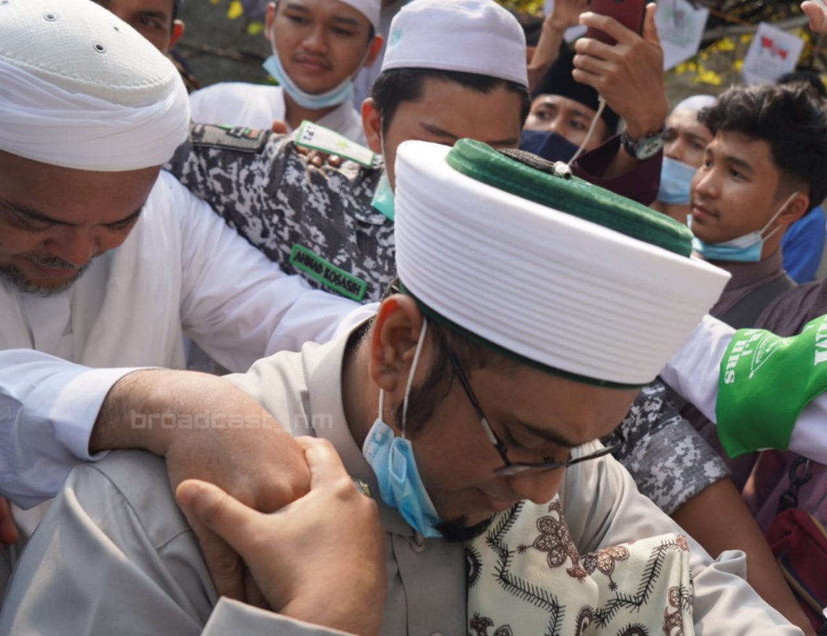 Tetap di jalur para ulama para habaib zuriah Rasul SAW . Mudah2an selamat di dunia akhirat aminnn #NurulMusthofaSelamanya