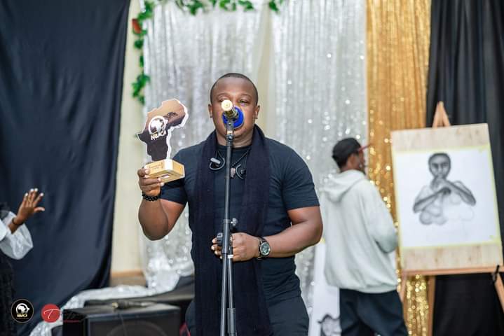 Mottanni's tweet photo. This is dedicated to @AkumbuJones
and @nforyembe. And to all the poets and spoken word artists in Bamenda and Cameroon
#ngraffipikin
#Mottanni
#poetsofinstagram
#poetry
#awardsceremony
#Bamenda
#cameroo https://t.co/Rp3Co28zXA