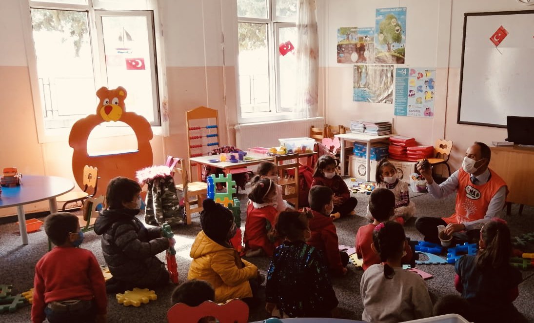 MuharremKatiogl's tweet photo. Bayramlı ilkokulu/Ortaokulu olarak #geleceğenefes orman projesi kapsamında çocuklarımıza  kap ve tohumlarını verdik. Orman ve ağaçları tanımak onlara sarılmak harika.Projede emeği geçen herkese çok teşekkür ediyorum 🌳🐒🥜@gul_davut @tahirshn_mia @yasintepe @erdalkilinc27 https://t.co/MMbujfcfiZ
