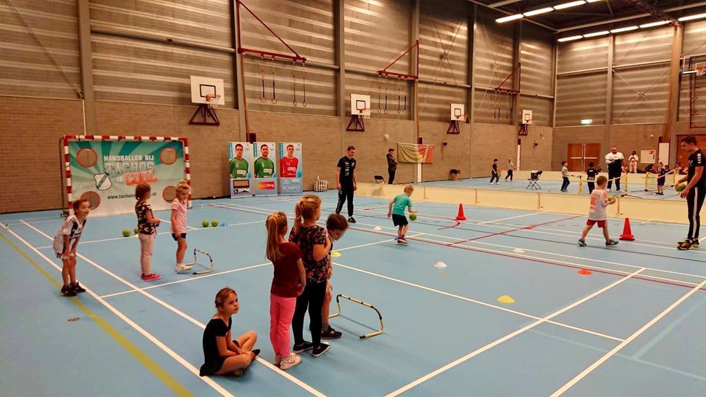 Sporttarget_NL's tweet photo. Tachos Handbalgatendoek
Sportspromo leverde het eigen ontwerp van Handbalvereniging Tachos uit Waalwijk. Voor speldagen, toernooien en promotionele doeleinde zal het spel gatendoek worden ingezet! #handbal #handbalshot #torwandplane #goalshot #sportgatendoek @tachoswaalwijk https://t.co/vrmWvqrkxq