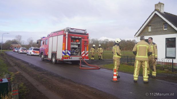 Politie blust brand bij woning..
