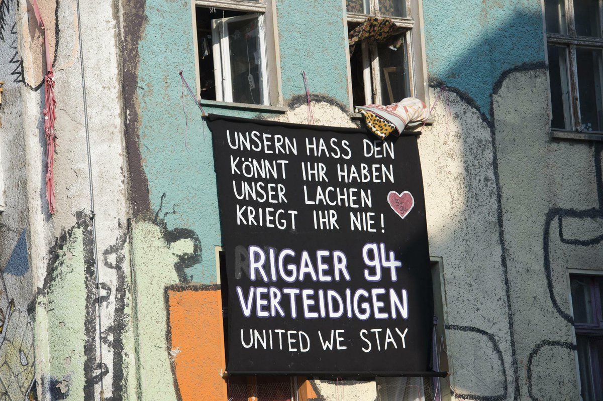 All die #Politiker:innen, die #KeinHausWeniger unterstützt haben, bei jeder Gelegenheit ihre #Solidarität mit bedrohten Projekten bekunden, jetzt wäre es an der Zeit zu handeln. Stoppt #Geisel und seine Truppen. Stoppt die #Räumung der @rigaer94 und der #Meuterei!