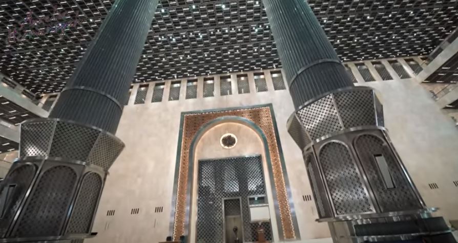 Masjid Istiqlal yang memiliki kubah 45 m (148 kaki).