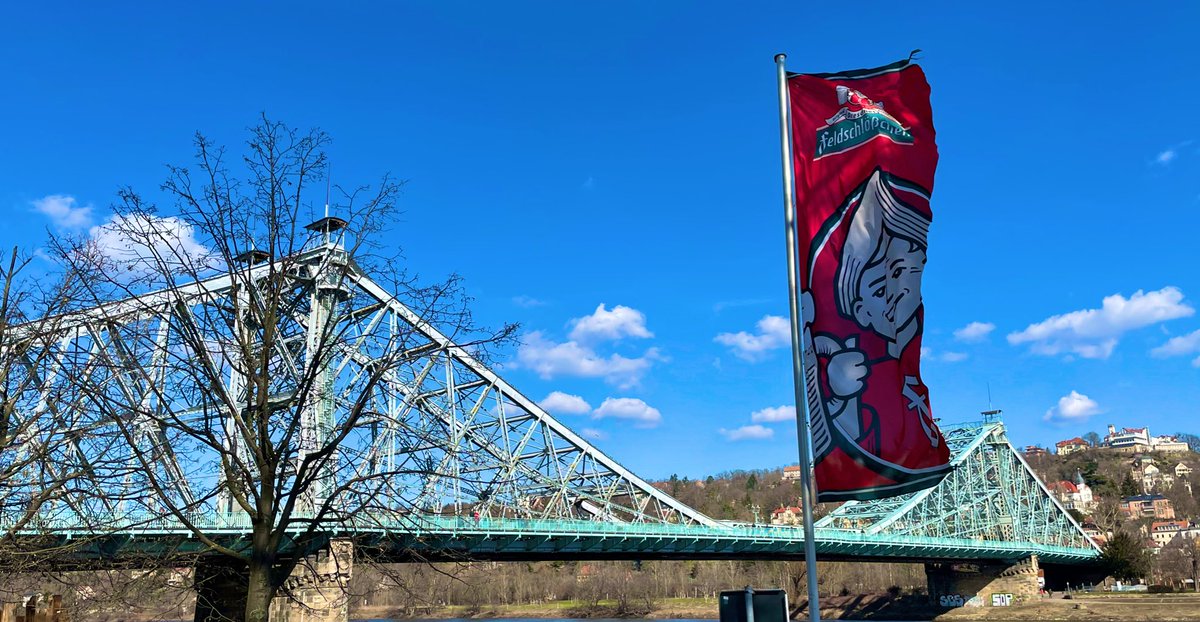 SylvieLoeffler's tweet image. Spielvorbereitung mit @LoefflerArne 😄🍻 #svmsgd #sgd1953 #Schillergarten #Feldistattbrause #blaueswunder #wundervolleHeimat😍