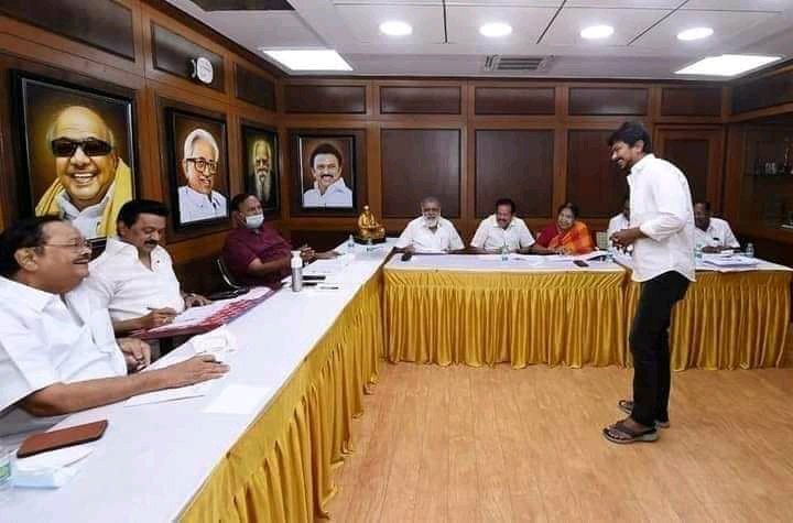 ShivaKannan_'s tweet image. வாரிசு அரசியல் இல்லா ஒரே கழகம் ! தொண்டர்கள் தான் எங்கள் குடும்பம் ❤️

தி மு க🔥

#StalinForCM