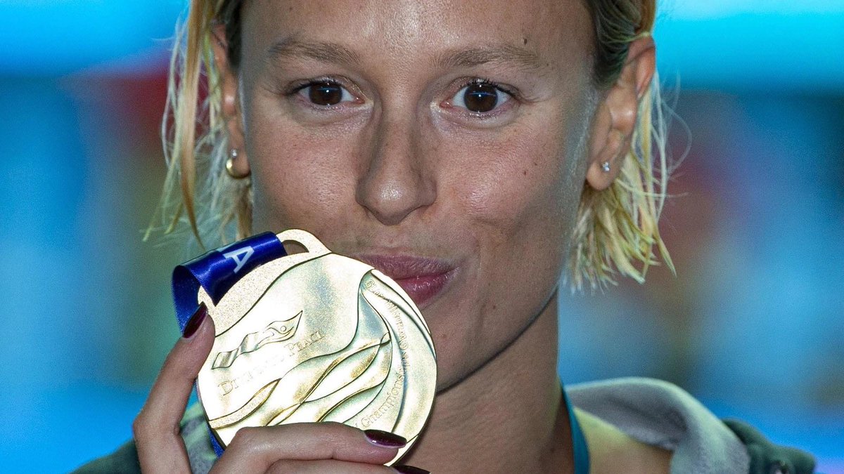 WineNewsIt's tweet photo. #Brunello di #Montalcino, #5stelle e l’“#ArabaFenice” del #nuotoitaliano: #FedericaPellegrini @mafaldina88 #testimonial della #vendemmia2020, un’#ottimaannata nell’anno più difficile, simbolo di rinascita come il suo #tatuaggio riprodotto nella #formella #BBOff2021 @ConsBrunello https://t.co/TgIaQFug3R