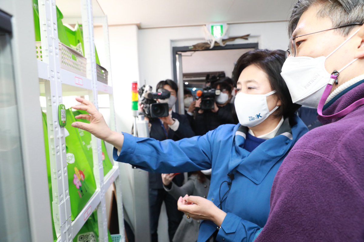<스마트 전통시장의 표본. 영선아 시장가자 : 동작 성대전통시장>

‘스마트 시장’ 성대시장을 방문했습니다

전통시장 최초 자체 온라인 플랫폼<스마트 장봄>시스템을 개발한 곳도 이곳 성대시장인데요.

생각보다 속도감 있게 시스템 구축이 이루어지고 있었습니다

(전문) bit.ly/3sT6YbP