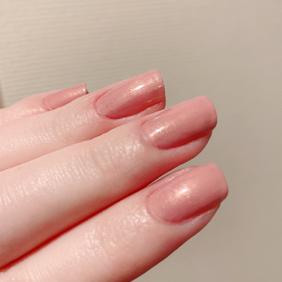 マリモ X43 シアーグレーに偏光パープル こちらも塗ってみると意外とパープルの主張は控えめ でもそれがかえって良い グレーにパープルの薄いフィルターをかけるような ニュアンスを加えるような仕上がりが軽やかで春らしい 二度塗りでも自爪が透ける マリモ X43 シアーグレーに偏光パープル こちらも塗ってみると意外とパープルの主張は控えめ でもそれがかえって良い グレーにパープルの薄いフィルターをかけるような ニュアンスを加えるような仕上がりが軽やかで春らしい 二度塗りでも自爪が透ける
