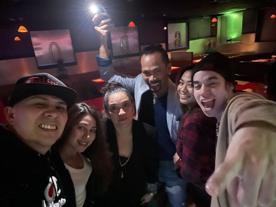 EzmiLoversWWOfc's tweet photo. Fun and crazy night just a little celebration with the FFP family @EzMil27 @glichen @Rezzi_XXV @UsherTurek #HazelMiller #FFPRecords #Panalo #Cultura #Family

ctto: IG UPDATE from @HBOM20 https://t.co/Ztxrea67zB