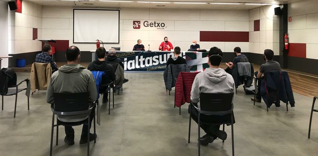 guerebai's tweet photo. Gaur @guerebai aurkezten Getxon. @GetxoKirolak Fadurako kirol guneko Areto nagusian. 
Gai asko mahai gainean, eta ilusio itzela. 
#Ofizialtasuna 
Euskal Herritik mundura! 
🏈🚴‍♀️🏀🏄🏐🏂⚾🚵‍♀️⚽🌍 https://t.co/PBOYJVVUos