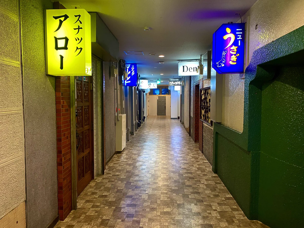 スナックに泊まりたいなら青森県弘前市の繁華街へ！リノベーションされた室内が素敵！