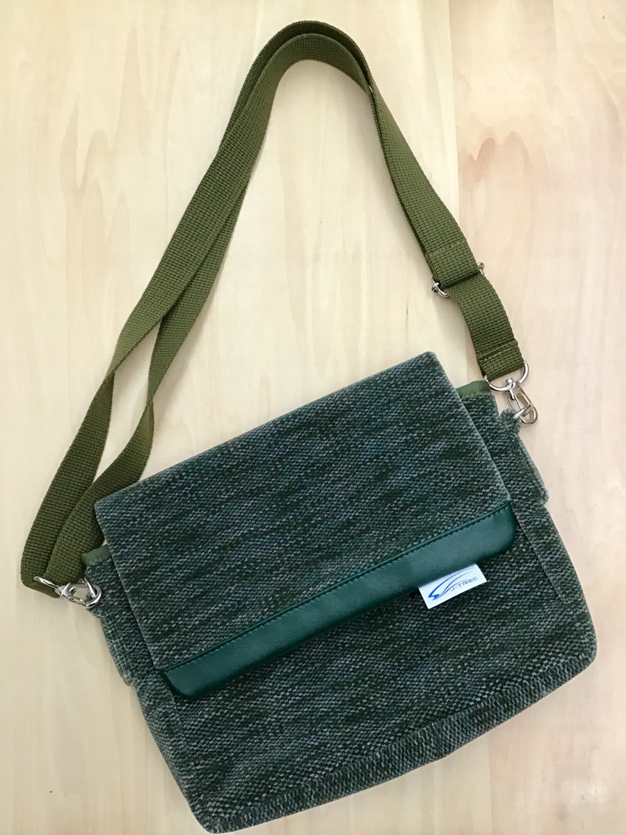 185系の座席生地を使ったアイテムから『クラッチバッグ185系特急電車