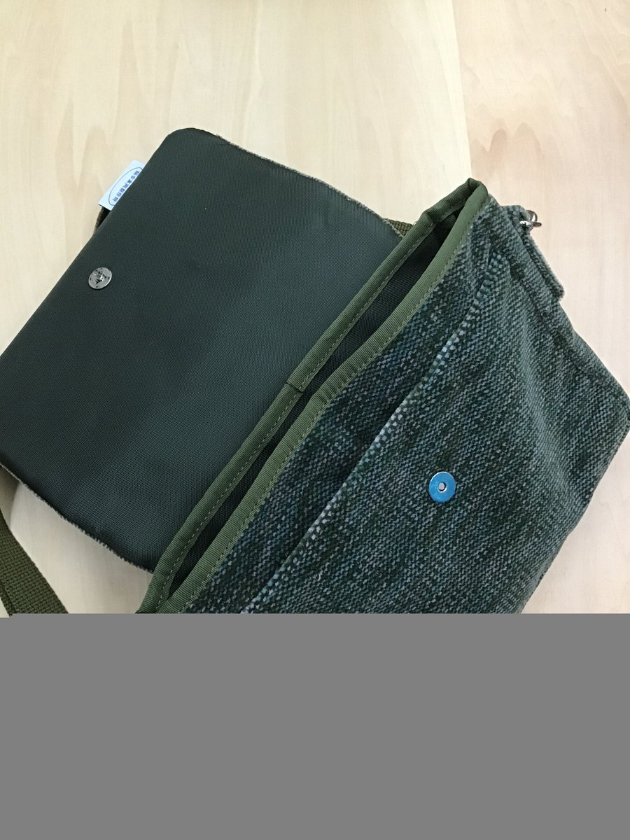 185系の座席生地を使ったアイテムから『クラッチバッグ185系特急電車