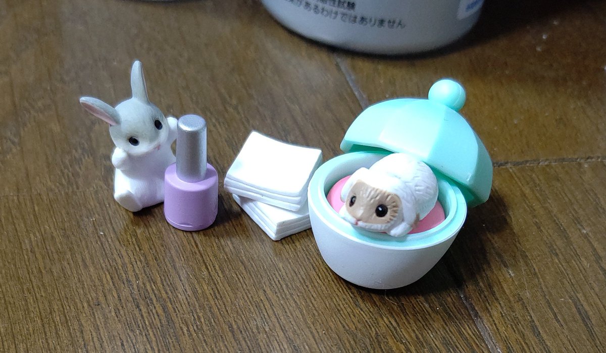 projectnNT's tweet photo. 菊臣昊嶺

みなさんこんばんは🐰💕
今日お仕事の後にお買い物してたらとっても可愛いガチャガチャ見つけたの！

お化粧うさぎって言うんだよ✨
チークの上に乗ってる子もマニキュアに興味津々な子も可愛すぎる～😚💕 https://t.co/EkB7tdI67c
