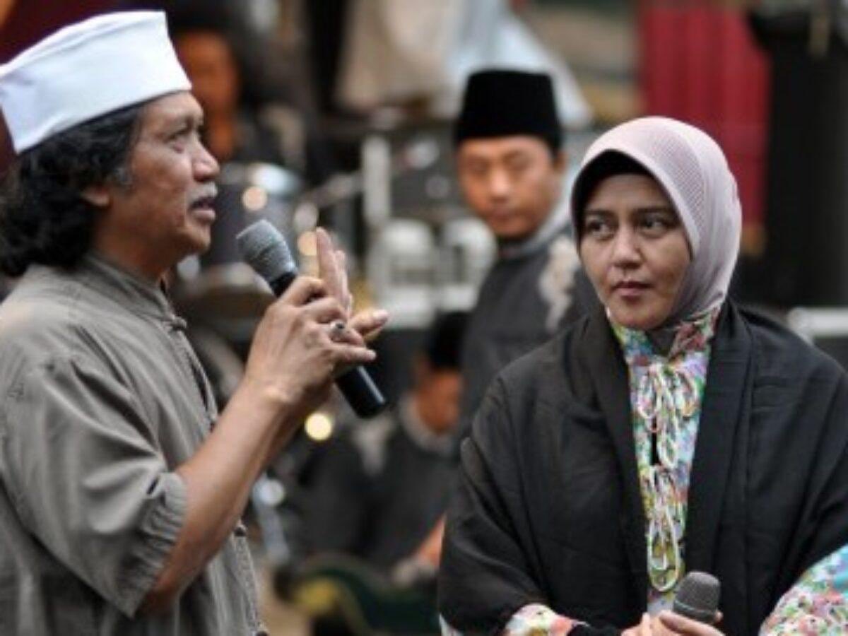 darmurisiwi's tweet photo. "Sederhana itu cinta kita, cinta yang disatukan semesta, cinta yang ada sebab Tuhan menginginkannya." — Mbah Nun https://t.co/Zb9VBQeQXe