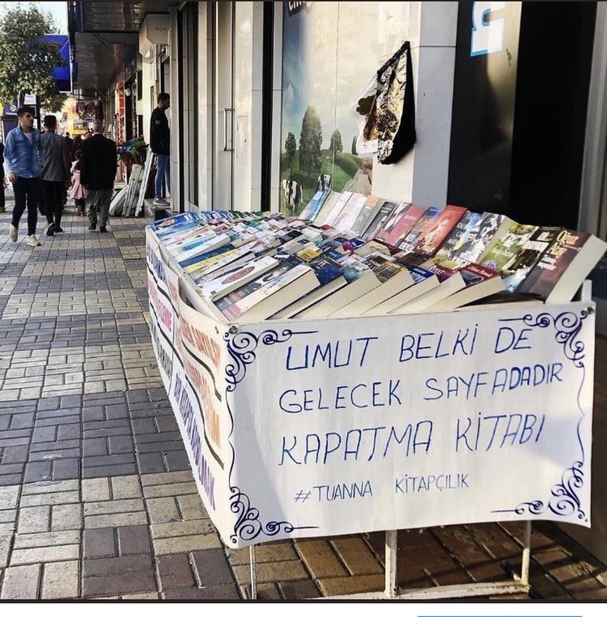 lacrimaesomnia's tweet image. Adıyaman’da bir sokak kitapçısından umut dolu bir mesaj..
