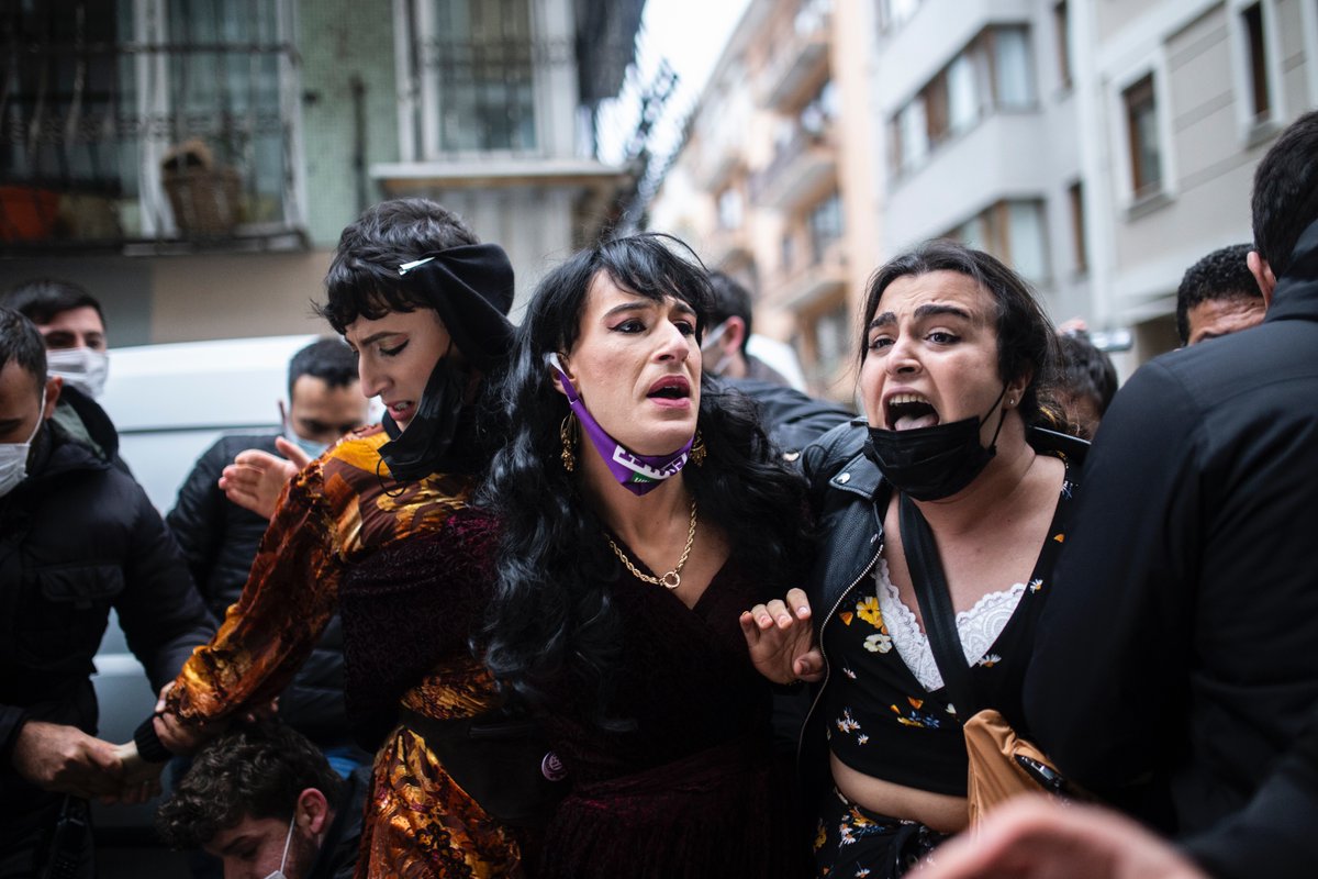 KaosGL.org (@kaosgl) on Twitter photo LGBTİ+’ları alana almamak için şemsiyeleri dahi engelleyen polis, 8 Mart eyleminin ardından trans kadınları takip etti, bindikleri taksiden indirerek darp etti, gözaltına aldı. Gözaltına tepki gösterenler de gözaltına alındı.
📸: <a href="/CansuYildirann/">Cansu Yıldıran</a>
kaosgl.org/haber/8-mart-e… LGBTİ+’ları alana almamak için şemsiyeleri dahi engelleyen polis, 8 Mart eyleminin ardından trans kadınları takip etti, bindikleri taksiden indirerek darp etti, gözaltına aldı. Gözaltına tepki gösterenler de gözaltına alındı.
📸: <a href="/CansuYildirann/">Cansu Yıldıran</a>
kaosgl.org/haber/8-mart-e…