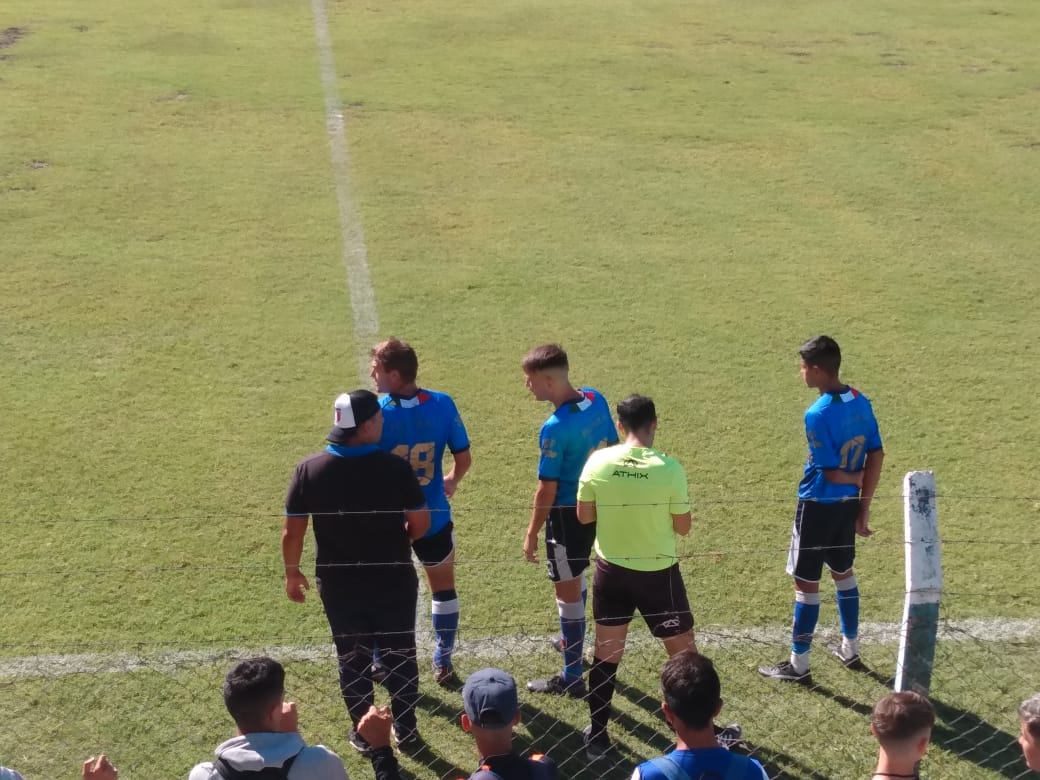 SpItaliano's tweet photo. VOLVIERON LOS JUVENILES

Luego de 14 meses, la Cuarta (camiseta azul) y Quinta División (blanca) volvieron a jugar. Enfrentaron a Dock Sud por el Torneo de Verano y empataron 2 a 2 y 1 a 1 respectivamente. Además, usaron la misma indumentaria que la Primera.

#VamosTano🇮🇹 https://t.co/HhfJRgA0PD