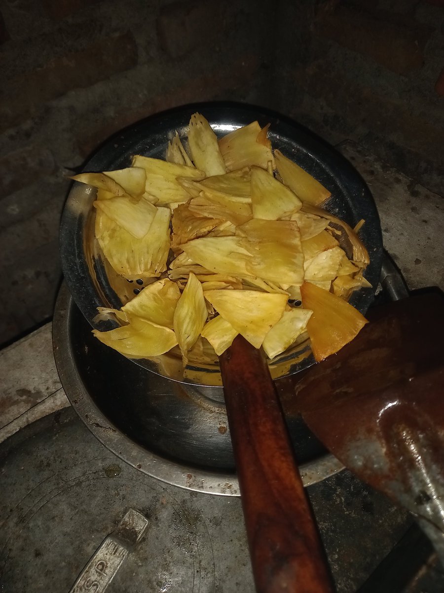 ibrahimhsn23's tweet photo. Dikupas, dibumbui, dan di goreng. https://t.co/5IQYvr7eDW